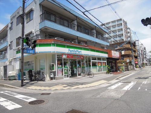 ファミリーマート茨木天王店  徒歩3分
