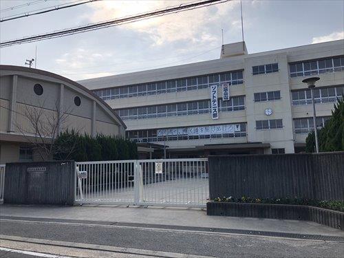 茨木市立西陵中学校  徒歩10分