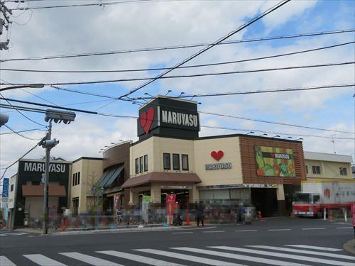 スーパーマルヤス登美の里店 徒歩5分