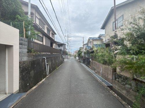 西側前面道路