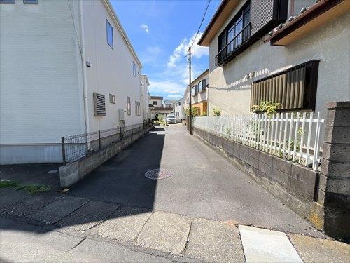 東側道路（物件：右手）