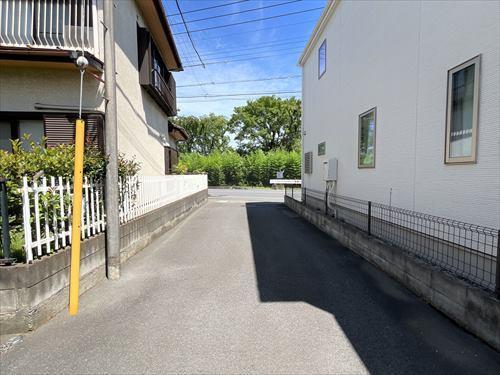 東側道路（物件：左手）