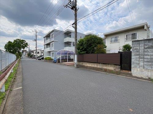 前面道路を含む現地（物件：右手）