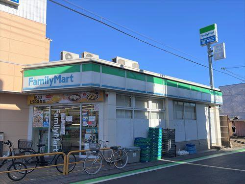 ファミリーマート入曽駅前店 690ｍ