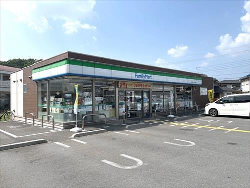 ファミリーマート:470m