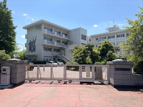 所沢市立北野中学校:900m