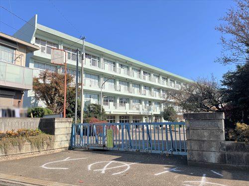 所沢市立牛沼小学校:330m