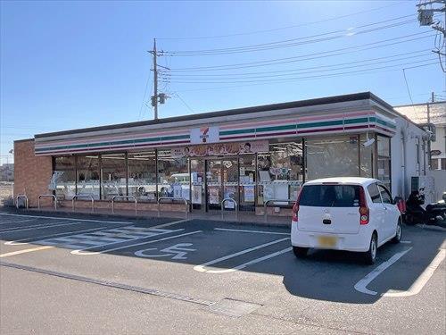 セブンイレブン所沢牛沼店:320m