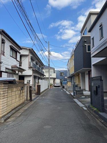 南東側道路（2025年10月撮影）