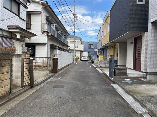 南東側道路（2025年10月撮影）