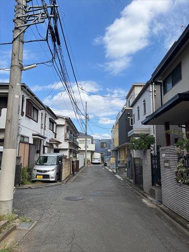 南東側道路（2025年10月撮影）