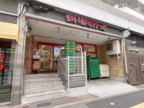 まいばすけっと東新宿駅北店 130ｍ