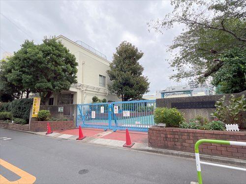 新宿区立大久保小学校 430ｍ