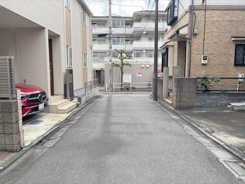 西側道路（物件：左手）