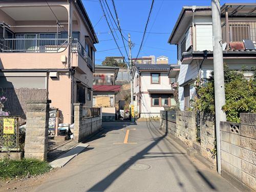 南東側道路（物件：右手）