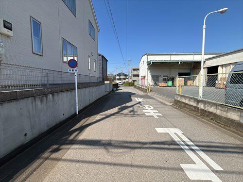 西側前面道路（2026年3月撮影）