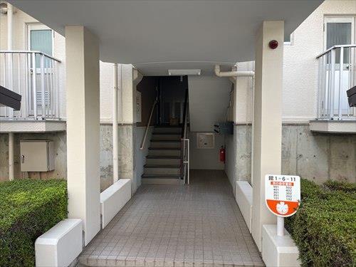 マンション入口（2026年8月撮影）