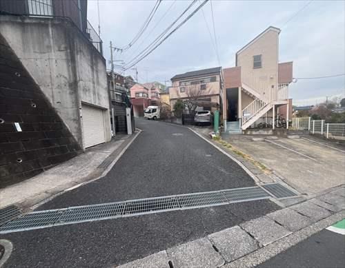 西側前面道路