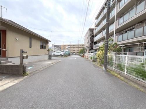 西側前面道路