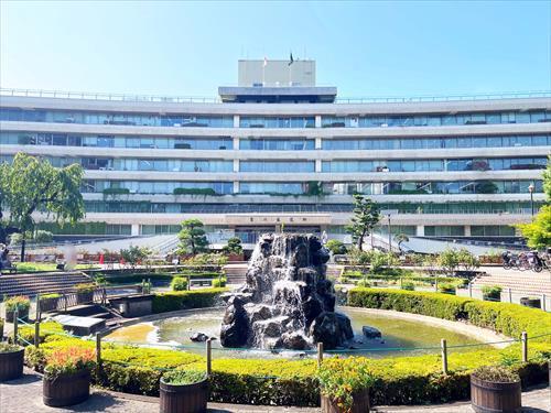 荒川区役所(300m)