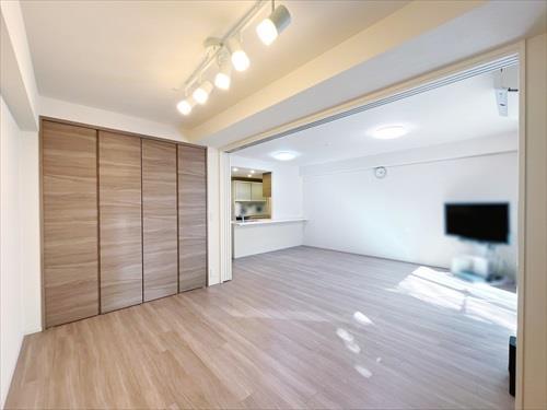 洋室約6.0帖 ※仕切り戸の奥はLDです