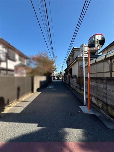 北西側前面道路（2025.11撮影）