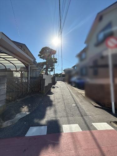 北東側前面道路（2025.11撮影）