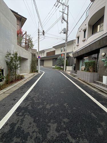 南東側前面道路（2025.12撮影）