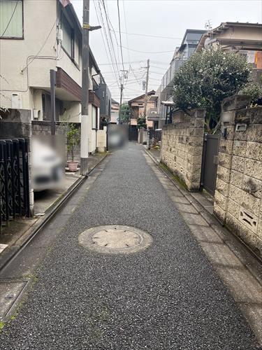 北西側前面道路（2025.12撮影）