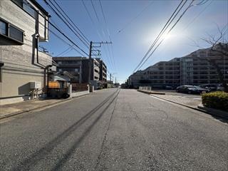 北東側前面道路