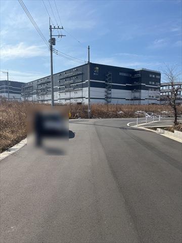 北西側前面道路（２０２６年２月撮影）