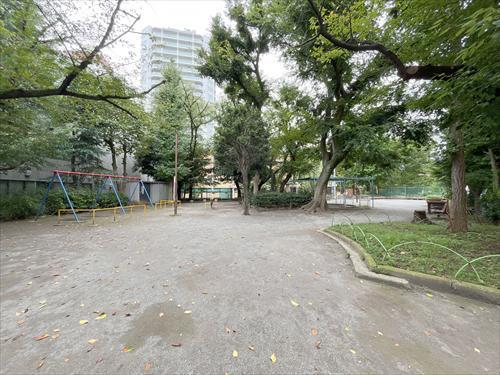 豊島区立巣鴨公園 450ｍ