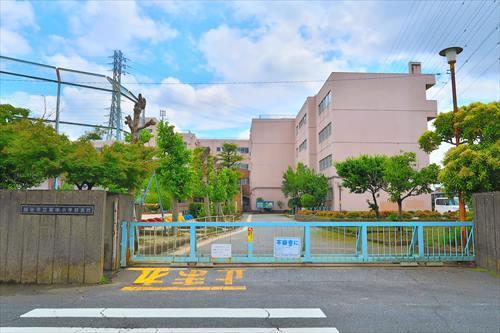 越谷市立宮本小学校まで520m