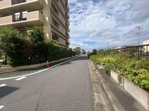 東側前面道路