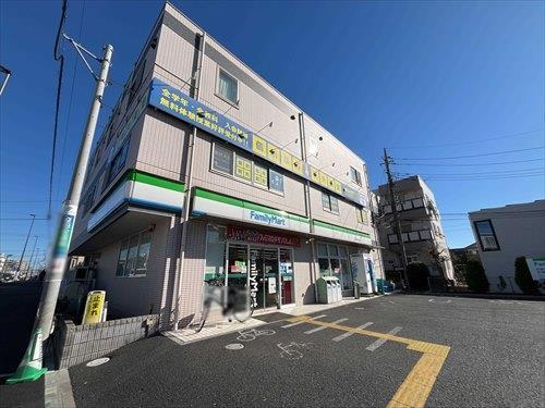 ファミリーマート太田窪二丁目店へ140ｍ