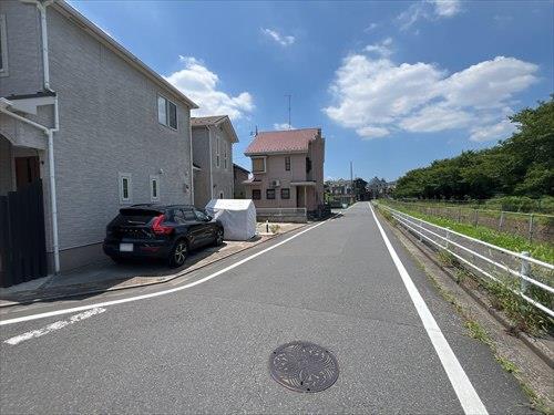 北東側前面道路