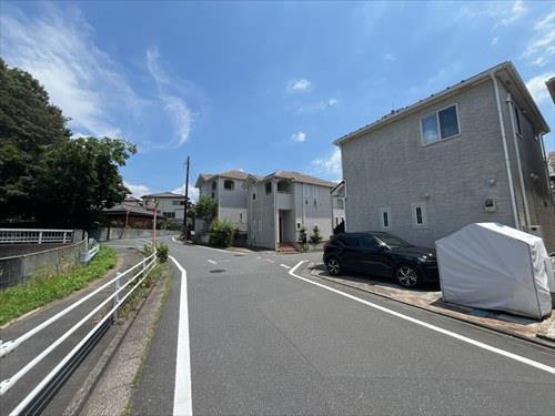 北東側前面道路