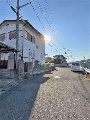 北西側前面道路(2025年11月撮影)