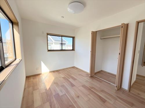 2F‐洋室約6帖(北側)