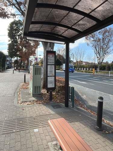 最寄りのバス停「山野」まで徒歩3分