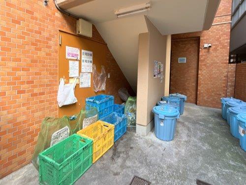 ゴミ捨て場‐2025年12月撮影