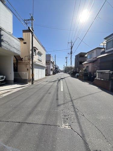 西側前面道路（2026年2月撮影）