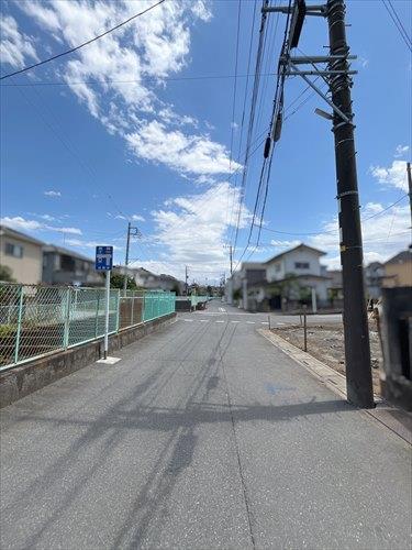北東側前面道路‐2026年5月撮影