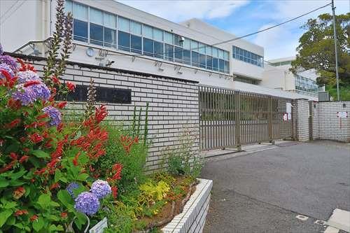 横浜市立瀬ケ崎小学校まで560m