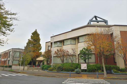 横浜市中図書館まで620m