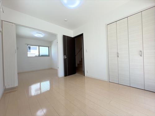 1階南東側洋室から北西側洋室