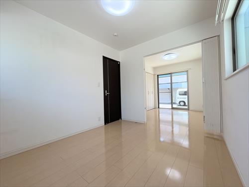 1階北西側洋室から南東側洋室