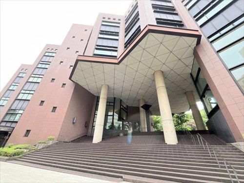 横浜市中央図書館まで510m