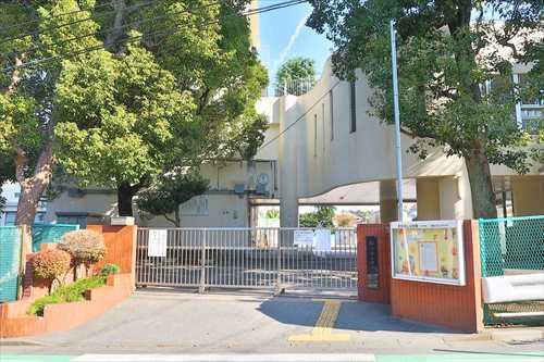 横浜市立旭中学校まで610m