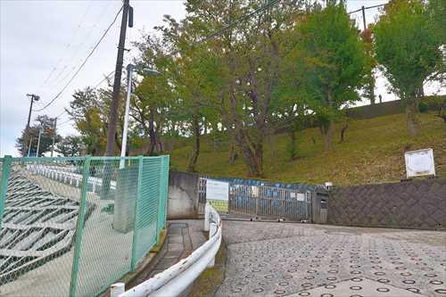 横浜市立仲尾台中学校まで830m